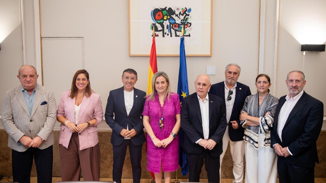 La ministra Tolón con los representantes de ADESP