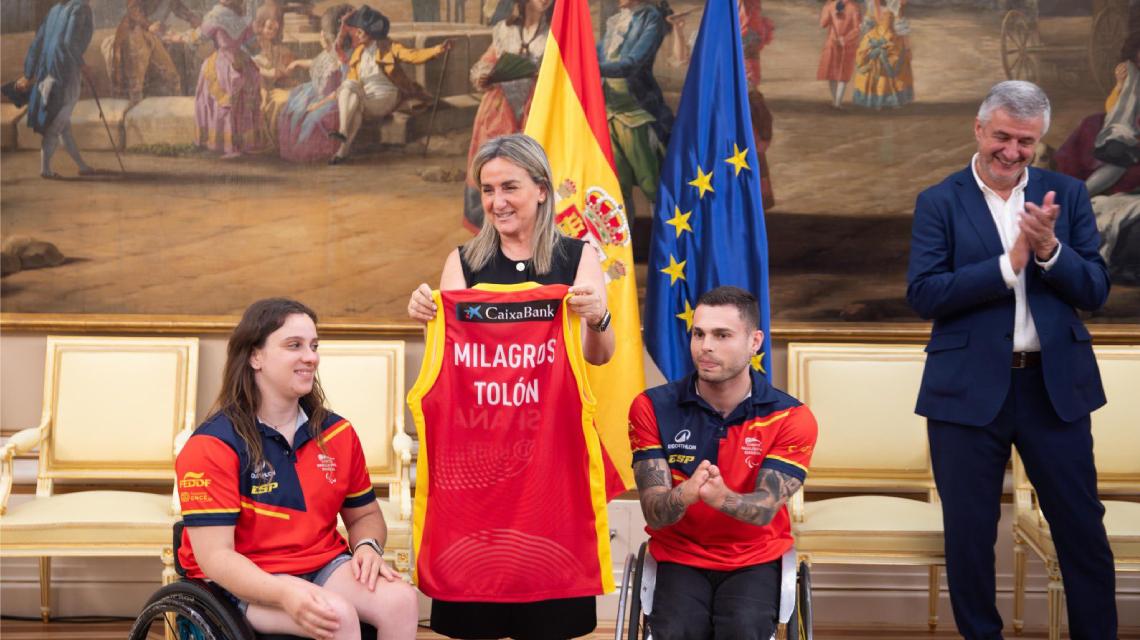 Imagen de Milagros Tolón en su visita a deportistas de baloncesto en silla de ruedas
