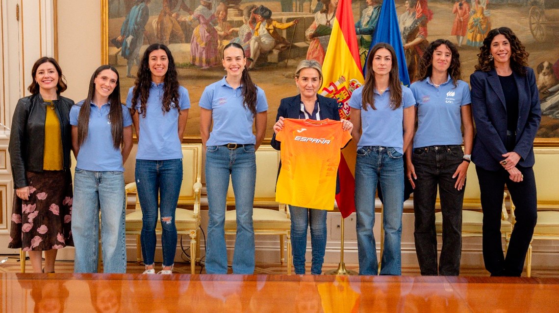 A ministra Milagros Tolón cunha representación do equipo español medallista no Campionato do Mundo de pista cuberta de Torun