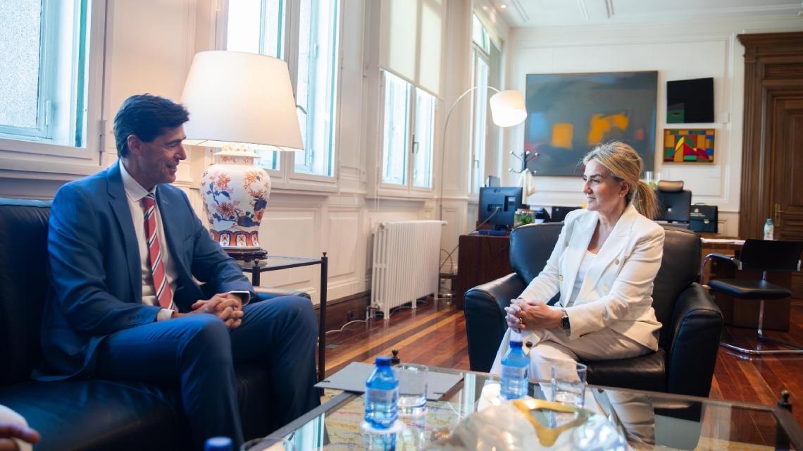 Reunión ministra Milagros Tolón junto a Raúl Chapado