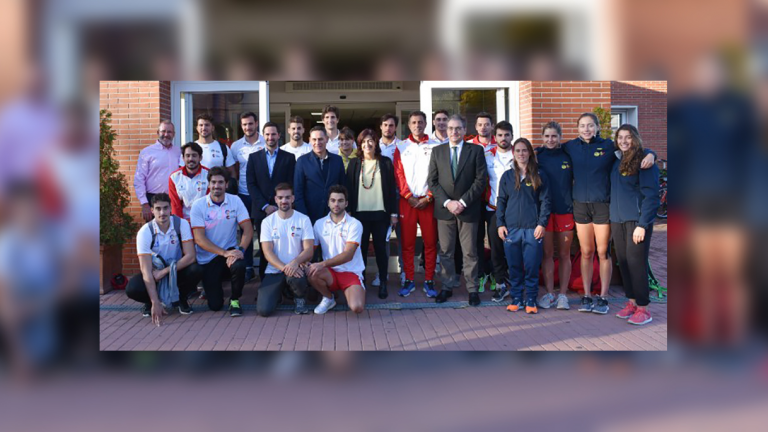 María José Regna visita als piragüistes espanyols de caiac en la Residència Blume de Madrid