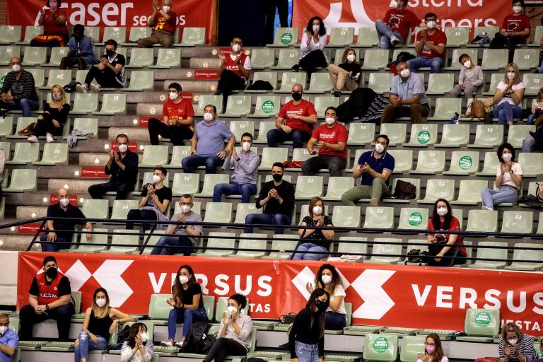 público nos playoffs de fútbol e baloncesto 