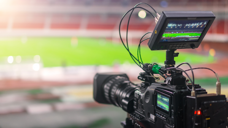 cámara televisión en un campo fútbol