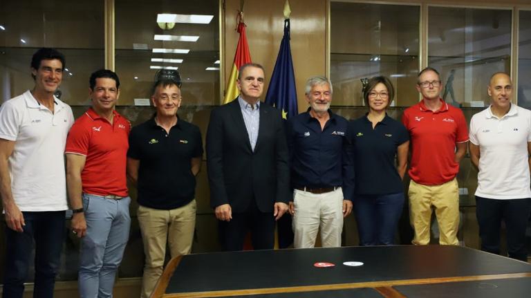 La imagen del presidente del CSD junto al resto de entrenadores