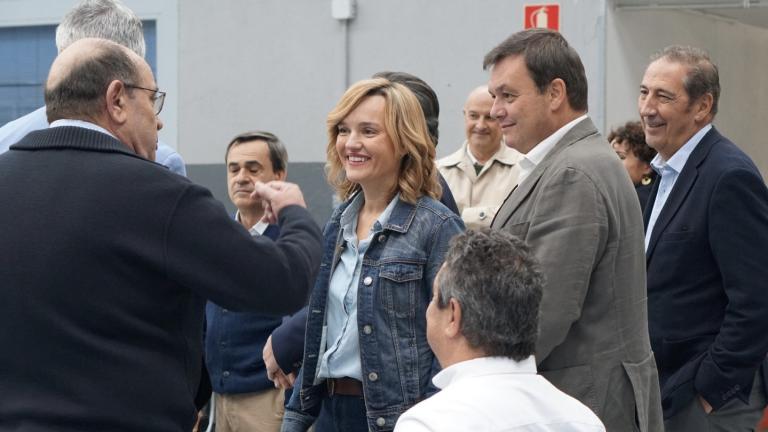 Pilar Alegria (centre) va assistir al partit entre l'IMF Getafe BSR i l'Amiab Albacete