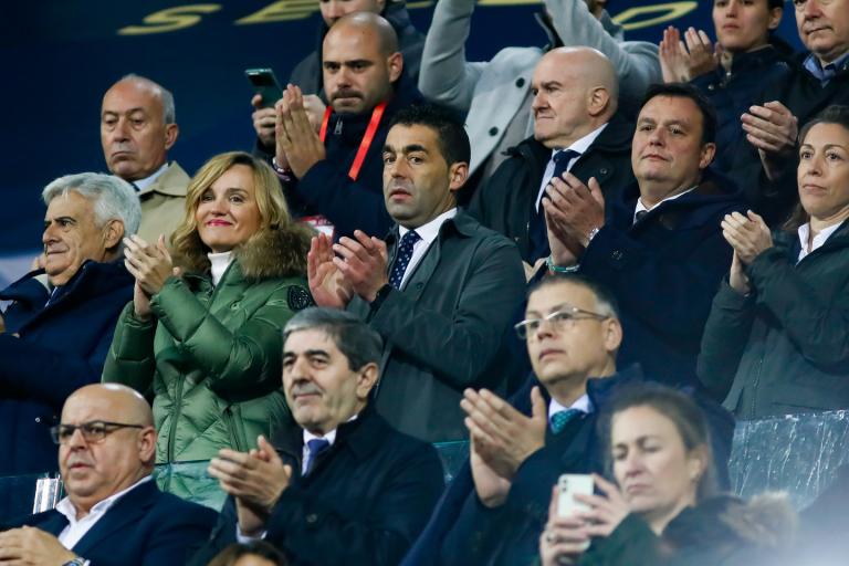Pilar Alegría i Víctor Francos, en l'estadi de Pasarón