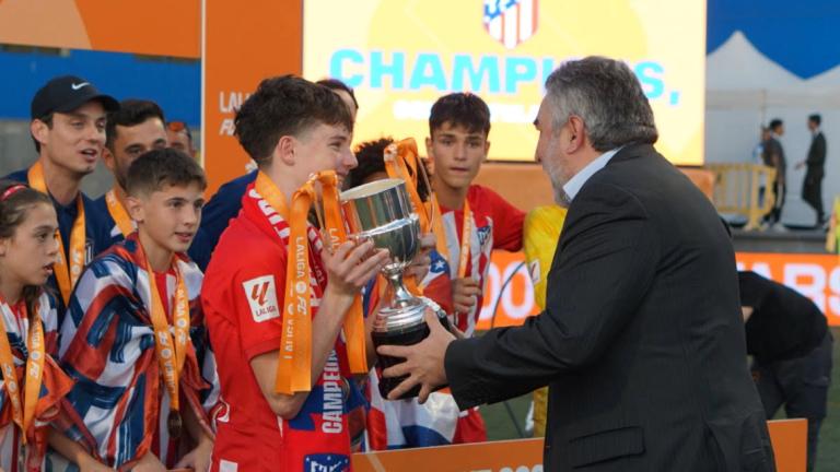 José Manuel Rodríguez Uribes entrega la copa al campió de LaLiga FC Futures