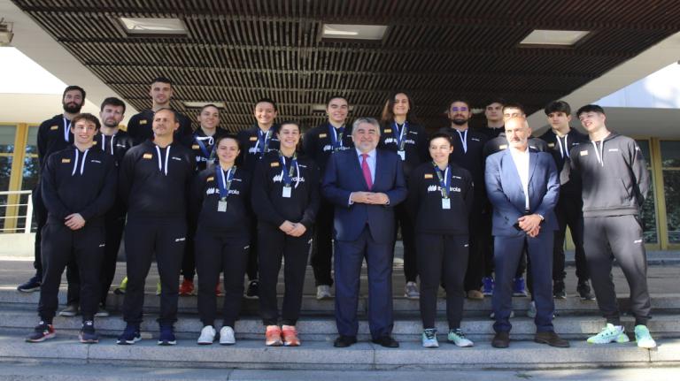 Fotografía do presidente do CSD coa selección feminina de Bádminton