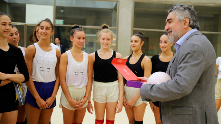 Rodríguez Uribes, con el equipo español de gimnasia rítmica