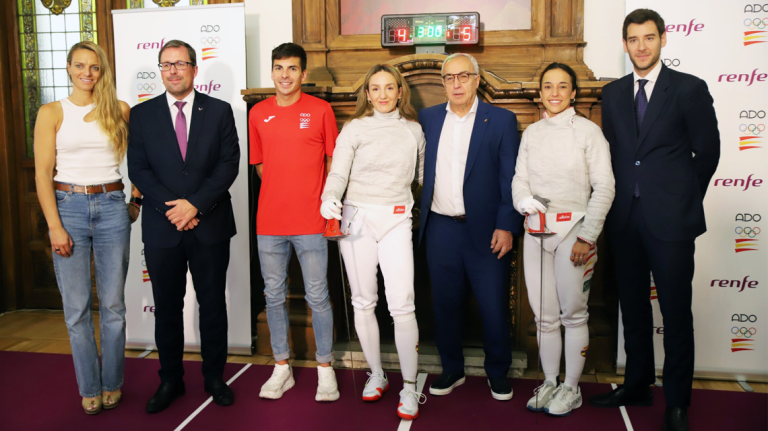 Representants d'ADO, Renfe, COE, CSD i esportistes durant l'acte en la seu de Renfe