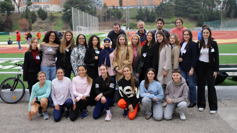Guanyadores del programa 'Ambaixadora per un dia' en el CAR de Madrid