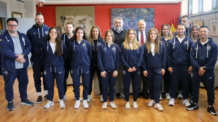 La selecció espanyola d'halterofília al costat del president del CSD/SD, José Manuel Rodríguez Uribes