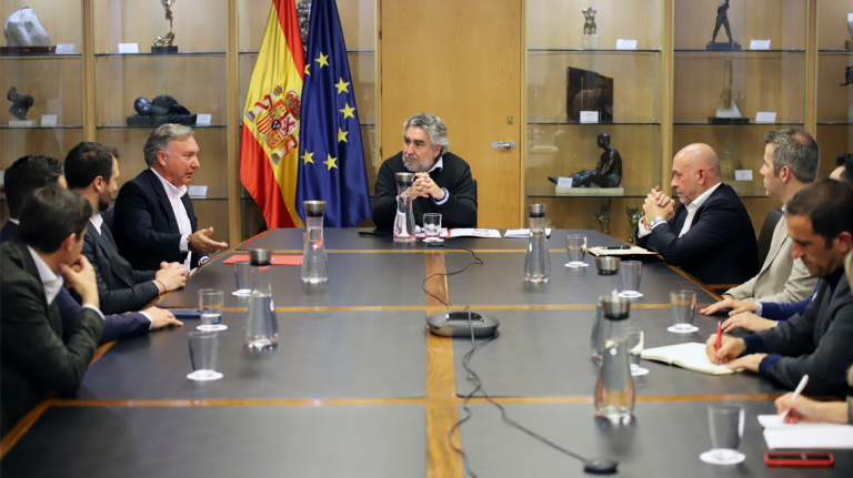 Rodríguez Uribes es reuneix amb una representació del col·lectiu arbitral de futbol i bàsquet