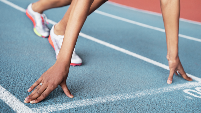 atleta en la salida de la pista