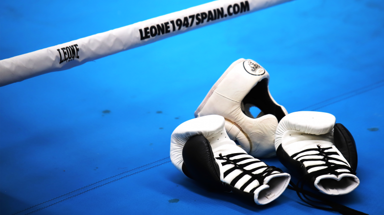 Guantes de boxeo en un ring