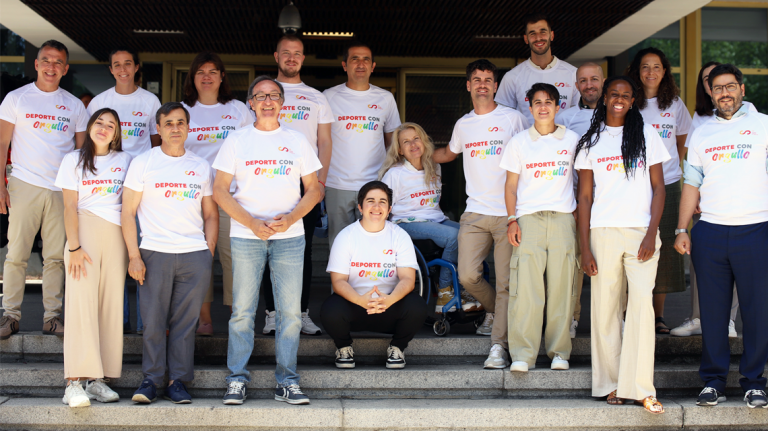 Esportistes LGTB i representants del CSD/SD donen suport a la campanya 'Esport amb Orgull'