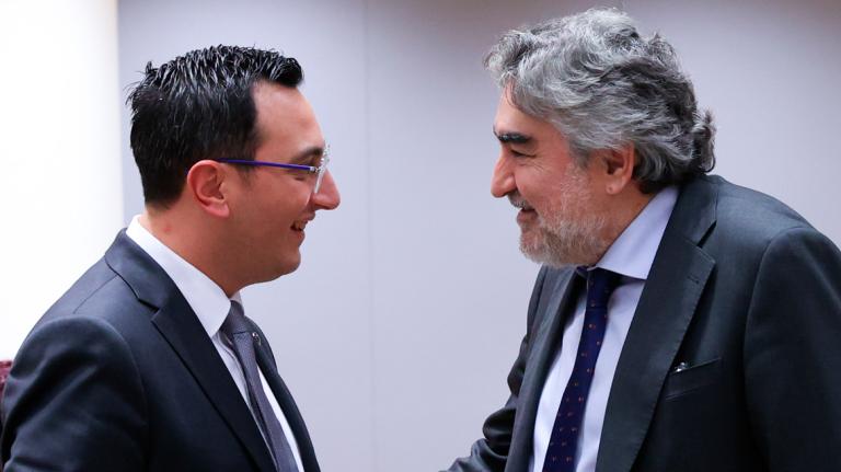 Rodríguez Uribes, junto al comisario de Deportes