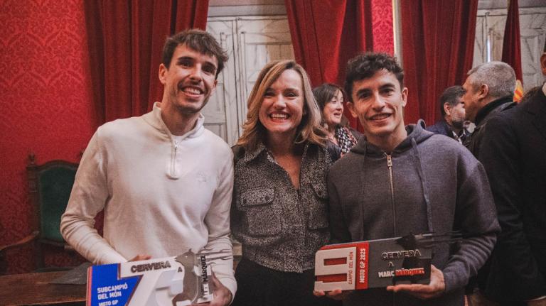 D'izda. a dta.: Alex Márquez, Pilar Alegría i Marc Márquez