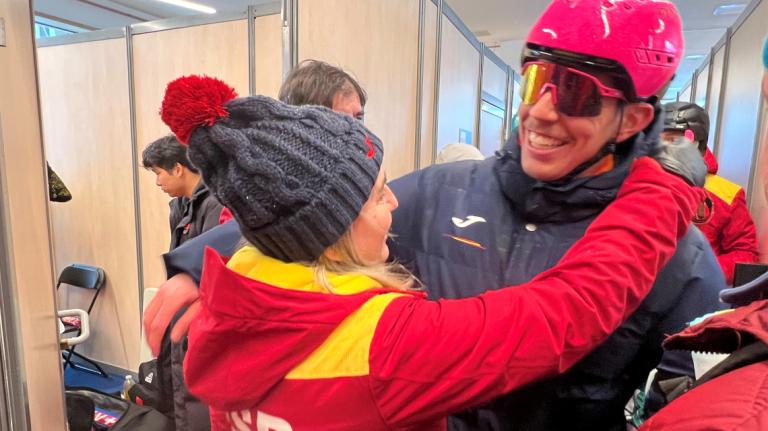 La ministra Milagros Tolón abraça a Oriol Cardona