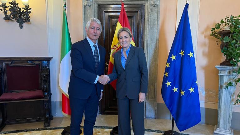 Imagen amb Andrea Abodi(i) i Milagros Tolón (d) 