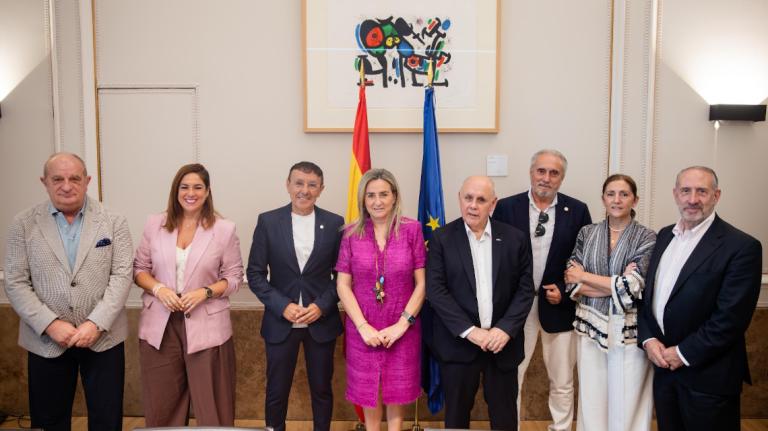 A ministra Tolón cos representantes de ADESP