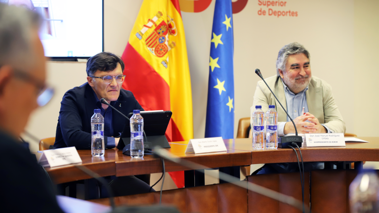 O presidente do CSD, José Manuel Rodríguez Uribes, e o presidente do CPE, Alberto Durán, durante a Asemblea Xeral Ordinaria do Comité Paralímpico Español celebrada no Consello Superior de Deportes