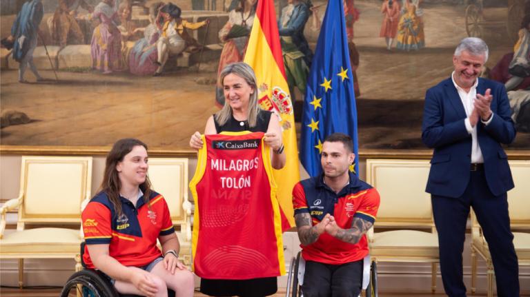 Imagen de Milagros Tolón na súa visita a deportistas de baloncesto en cadeira de rodas